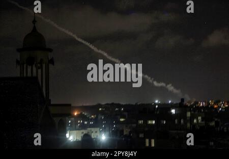 Gaza-Stadt, Palästina. 02. Mai 2023. Raketen wurden vom nördlichen Gazastreifen abgefeuert. Die israelische Armee tauschte bei einem Ausbruch von Gewalt nach dem Tod eines palästinensischen Gefangenen, der im Hungerstreik in israelischer Gewahrsam war, das Feuer mit Schützen aus Gaza aus. Kredit: SOPA Images Limited/Alamy Live News Stockfoto