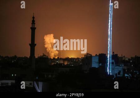 Gaza-Stadt, Palästina. 02. Mai 2023. Rauch schwirrt über den Gebäuden im westlichen Gazastreifen. Nach dem Tod eines palästinensischen Gefangenen, der in israelischer Haft im Hungerstreik war, tauschte die israelische Armee Feuer mit Schützen aus Gaza aus. Kredit: SOPA Images Limited/Alamy Live News Stockfoto