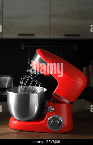 Moderner roter Standmixer auf Holztisch in der Küche Stockfoto
