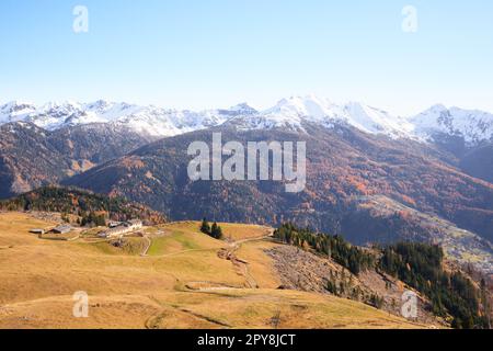 Herbstlandschaft im Mocheni-Tal, Baselga di Pine, Italien Stockfoto