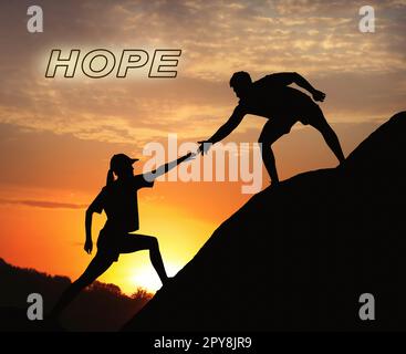 Das Konzept der Hoffnung. Ein Mann, der einer Frau hilft, bei Sonnenuntergang auf den Hügel zu klettern Stockfoto