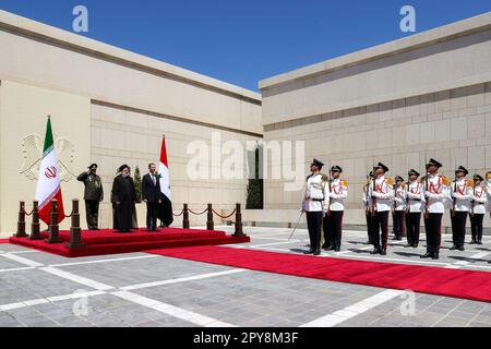 Damaskus, Damaskus, Syrien. 3. Mai 2023. Der iranische Präsident EBRAHIM RAISI (L) und sein syrischer Amtskollege BASHAR AL ASAD (R) anlässlich einer Begrüßungszeremonie am 03. Mai 2023 in Damaskus (Syrien). Es ist der erste Besuch eines iranischen Staatschefs in Syrien, das vom Krieg zerrüttet wurde, seit Beginn des Aufstands des Landes, der 2011 zum Bürgerkrieg wurde, bei dem Teheran dazu beigetragen hat, das Machtgleichgewicht auf die Regierung zu lenken. (Kreditbild: © iranische Präsidentschaft via ZUMA Press Wire) NUR REDAKTIONELLE VERWENDUNG! Nicht für den kommerziellen GEBRAUCH! Kredit: ZUMA Press, Inc./Alamy Live News Stockfoto