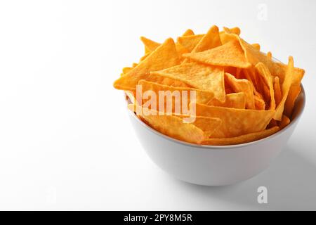 Tortilla-Chips (Nachos) in Schüssel auf weißem Hintergrund Stockfoto