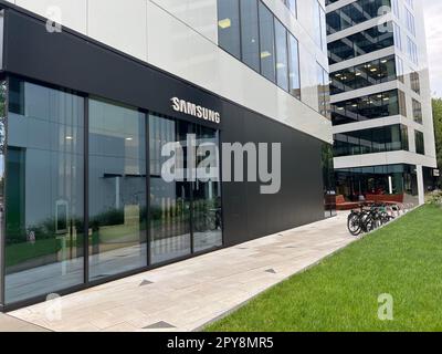 WARSCHAU, POLEN - 13. JULI 2022: Offizieller Samsung-Store in der City Street Stockfoto