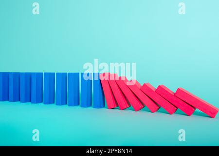Konzept der covid19 Coronavirus Pandemie mit fallenden Kette wie ein Domino-Spiel. Ansteckung und Infektionsverlauf. Cyanfarbener Hintergrund Stockfoto