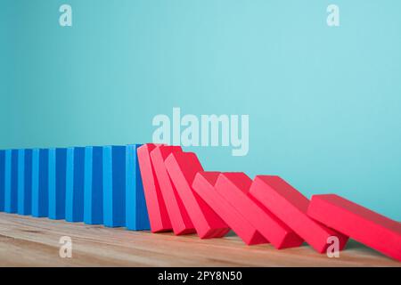 Konzept der covid19 Coronavirus Pandemie mit fallenden Kette wie ein Domino-Spiel. Ansteckung und Infektionsverlauf. Cyanfarbener Hintergrund Stockfoto