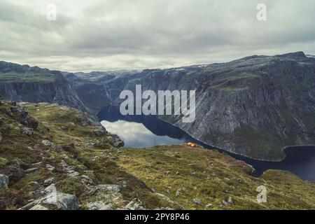 Felsige Hügel rund um die ruhige Seenlandschaft Foto Stockfoto