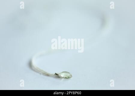 Nahaufnahme kleine, durchsichtige Pendelleuchte mit Spitzenfoto Stockfoto