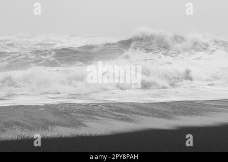 Die Schönheit des Sturms auf einem einfarbigen Landschaftsfoto am Meer Stockfoto