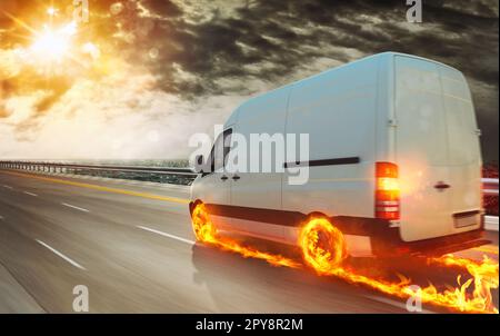 Super schneller Transport mit einem weißen Van mit Rädern in Brand Stockfoto
