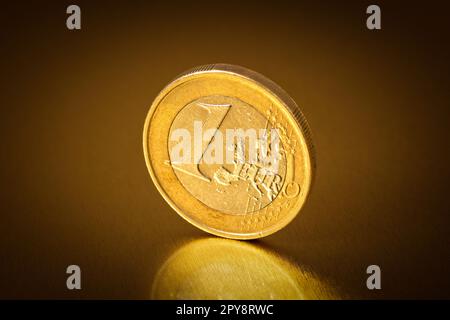 Nahaufnahme einer Euro-Münze auf metallischem Hintergrund Stockfoto