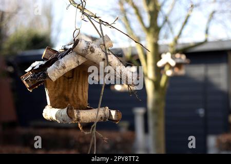 Vogelhaus aus Holz für Vögel auf einem Baum im Park, Garten aus nächster Nähe handgemachtes Haus für Vögel im Naturwald, Frühlingskonzept Stockfoto