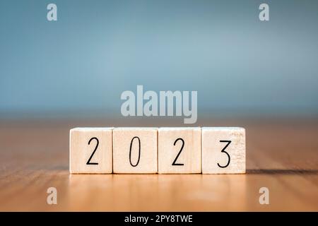 Neujahr 2023. Holzblöcke 2023 auf blauem Hintergrund. Starten Sie das neue Jahr 2023 mit Zielplan, Zielkonzept, Aktionsplan, Strategie und Geschäftsvision für das neue Jahr. Speicherplatz kopieren Stockfoto