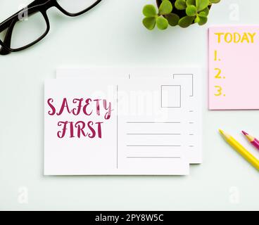 Konzeptionelle Anzeige Sicherheit geht vor. Geschäftskonzept Vermeidung unnötiger Risiken sicher leben vorsichtig sein aufmerksam sein Stockfoto