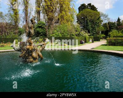 Triton und Dryads Fountain im Queen Marys Garden im Frühling im Regents Park London, England Stockfoto