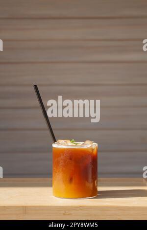 Eiskaffee mit Orange im Café Stockfoto