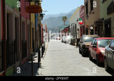 MONTERREY (NUEVO LEON), MEXIKO - 29. SEPTEMBER 2022: Wunderschöner Blick auf die Straße der Stadt mit geparkten Autos an sonnigen Tagen Stockfoto