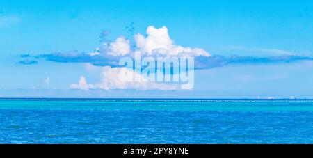 Tropischer mexikanischer Strand klares türkisfarbenes Wasser Playa del Carmen Mexiko. Stockfoto