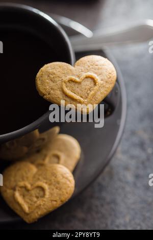 Süße Lebkuchenherzen und Kaffeetasse. Stockfoto