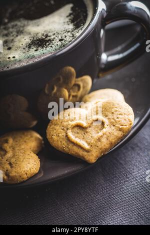 Süße Lebkuchenherzen und Kaffeetasse. Stockfoto