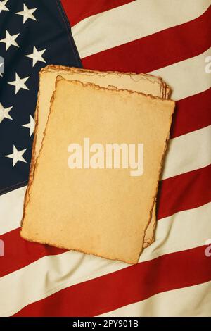 Vintage-Papier auf alter amerikanischer Flagge Stockfoto