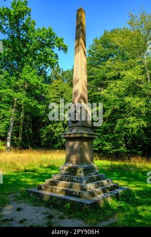 Gedenksäule für Hans Römer im Waldgebiet Almindingen auf der Insel Bornholm, Dänemark, Skandinavien, Europa. Stockfoto