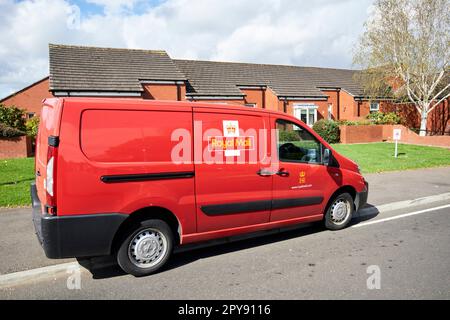 königlicher Postlieferwagen, der auf Bürgersteig vor Sozialwohnungen in Süd-belfast, nordirland, uk, geparkt ist Stockfoto