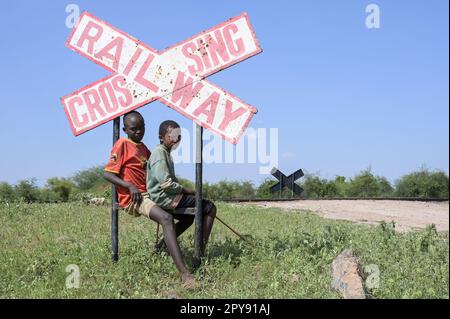 KENIA, Kajiado, Massai-Dörfer in der Nähe der Stadt Meile 46, Massai-Pastoralstamm, zwei Jungen / KENIA, Kajiado, Massai Dörfer bei Kleinstadt Meile 46, Massai Volk, zwei Jungen Stockfoto