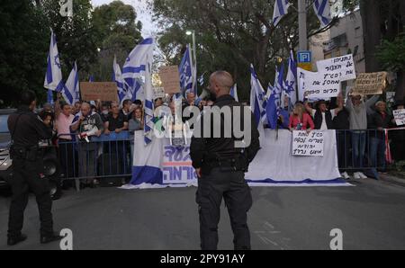 TEL AVIV, ISRAEL - APRIL 30: Rechts- und Reformbefürworter halten während einer Demonstration in der Nähe der Heimat des ehemaligen Präsidenten des Obersten Gerichtshofs, Aharon Barak, Zeichen und fordern die Wiederaufnahme des Plans zur Justizreform am 30. April 2023 in Tel Aviv, Israel. Stockfoto