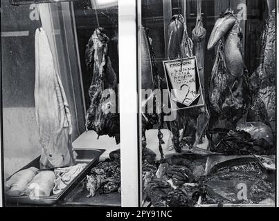 Metzgerglas-Schrank mit Innereien im zentralen Markt von Athen, Varvakios, Griechenland Stockfoto