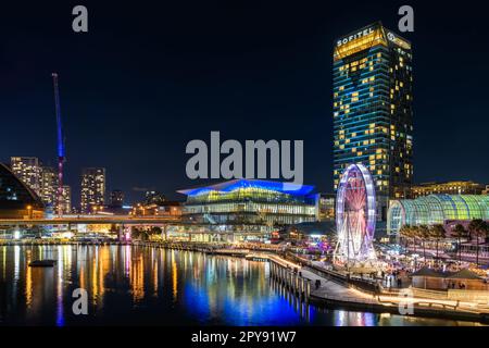 Sydney, Australien - 16. April 2022: Beleuchtetes Sofitel Hotel mit Blick über Darling Harbour von der Pyrmont Bridge bei Nacht Stockfoto