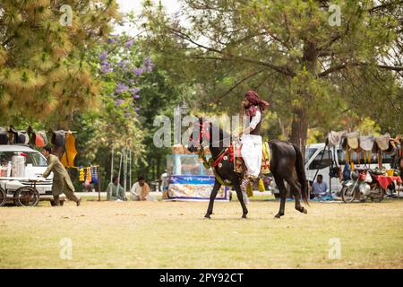 Pakistan, asiatischer Reiter auf dem traditionellen Islamabad Championship Zeltverankerungsfestival in Islamabad Zeltverankerung . 30-April-2023 Stockfoto