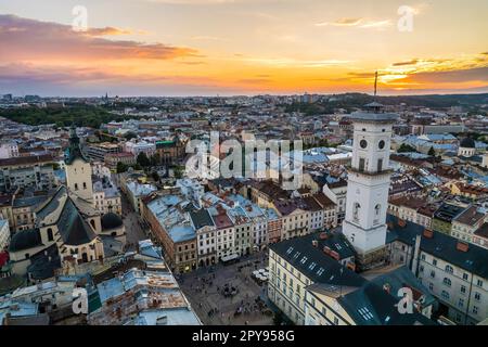 Dächer der Altstadt in Lemberg in der Ukraine während des Tages. Die magische Atmosphäre der europäischen Stadt. Wahrzeichen, Rathaus und Hauptplatz. Stockfoto