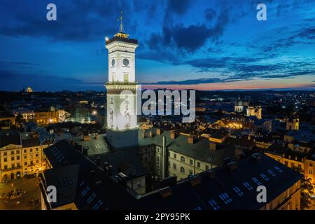 Panoramablick bei Sonnenuntergang über der europäischen Altstadt. Vogelperspektive. Stockfoto