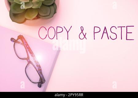Textzeichen mit „Kopieren/Einfügen“. Geschäftskonzept eine Imitation, Transkription oder Reproduktion eines Originalwerks Stockfoto