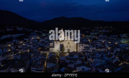 Nachtblick aus der Luft des Fischerdorfes Cadaques Stockfoto