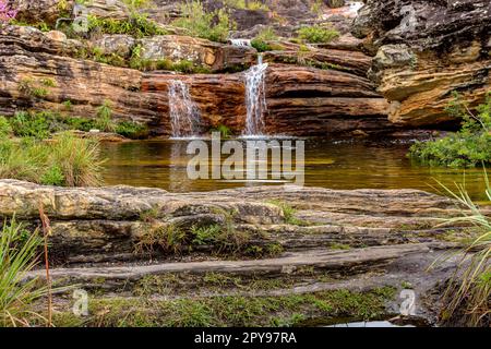 Bach und Wasserfall inmitten der erhaltenen Vegetation des Biribiri-Umweltschutzgebiets in Diamantina, Minas Gerais, Brasilien, Brasilien Stockfoto