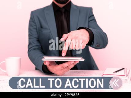 Schild mit Handlungsaufforderung. Ein Wort zum Thema „ermutigen Sie zu einer Entscheidung, um eine erfolgreiche Strategie voranzubringen“ Stockfoto