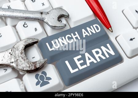 Konzeptunterschrift Mittagessen und Lernen. Das Wort, auf das geschrieben wurde, hat die Motivation zu essen und zu studieren, um zu lernen Essen zu lernen Stockfoto