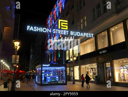 Fashion Street Budapest Schilder, Ihr Lifestyle, bei Nacht, Budapest, Deák Ferenc u. 15, 1052, Ungarn Stockfoto