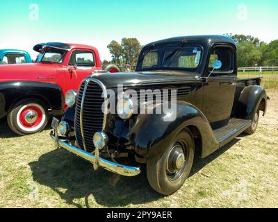 Der alte schwarze Pickup-Truck Ford 85 V8 1938 - 1939 auf dem Land. Sonniger Tag. Autoclasica 2022 Oldtimer-Show Stockfoto