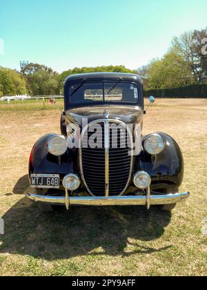 Der alte schwarze Pickup-Truck Ford 85 V8 1938 - 1939 auf dem Land. Sonniger Tag. Vorderansicht. Kühlergrill. Autoclasica 2022 Oldtimer-Show Stockfoto