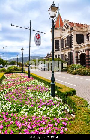 Dunedin, Neuseeland - 3. Januar 2010: Anzac Square Gardens vor dem historischen Bahnhof, eine beliebte Touristenattraktion auf der Südinsel von New Zea Stockfoto