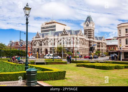 Dunedin, Neuseeland - 3. Januar 2010: Das Gerichtsgebäude der Stadt aus Sicht der Anzac Square Gardens Stockfoto