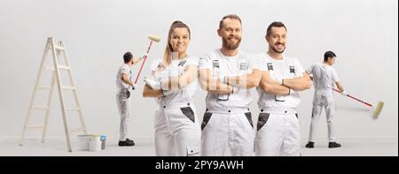 Ein Team professioneller Maler streicht eine Wand Stockfoto