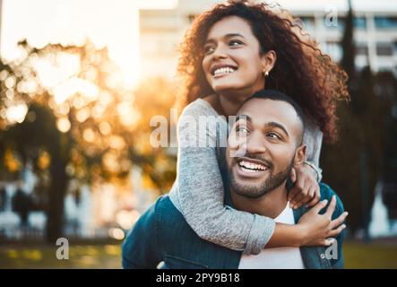 Liebe lässt uns so lebendig fühlen. Ein junges Paar, das sich draußen amüsiert. Stockfoto