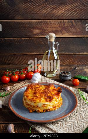 Klassische Lasagne mit zerkleinerter Chiken-Bolognese-Sauce und Béchamel-Sauce Stockfoto