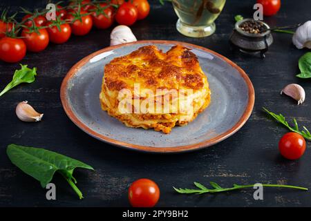 Klassische Lasagne mit zerkleinerter Chiken-Bolognese-Sauce und Béchamel-Sauce Stockfoto