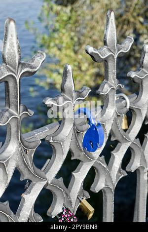 Vorhängeschlösser auf dem Geländer der Karlsbrücke in Prag Stockfoto