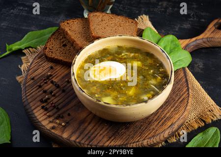 Grüne Suppe mit Sorrel, Fleisch und Ei, traditioneller Sorrel Borscht Stockfoto
